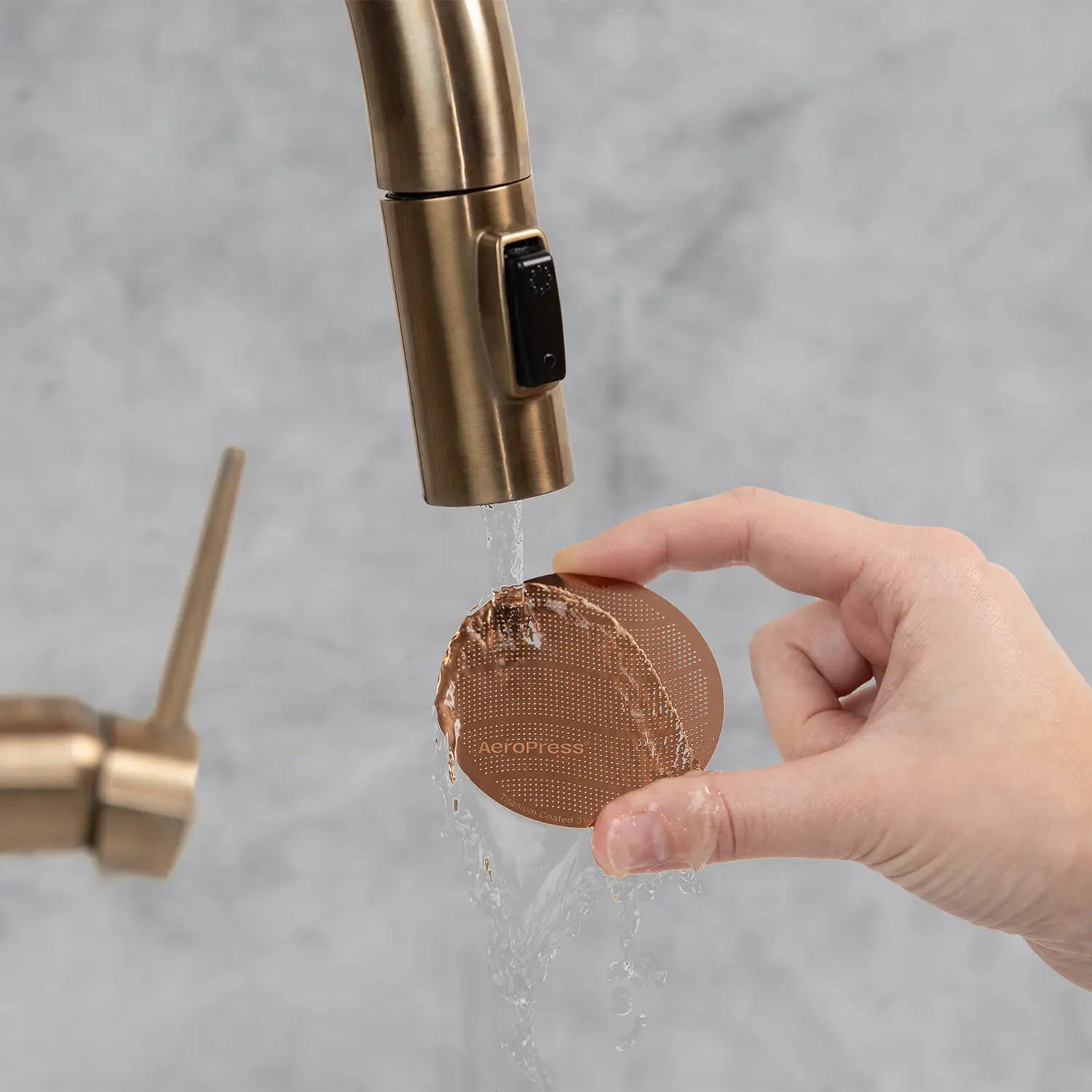 AeroPress XL Gold Tone Filter - Gjenbrukbart Metallfilter - Image 2